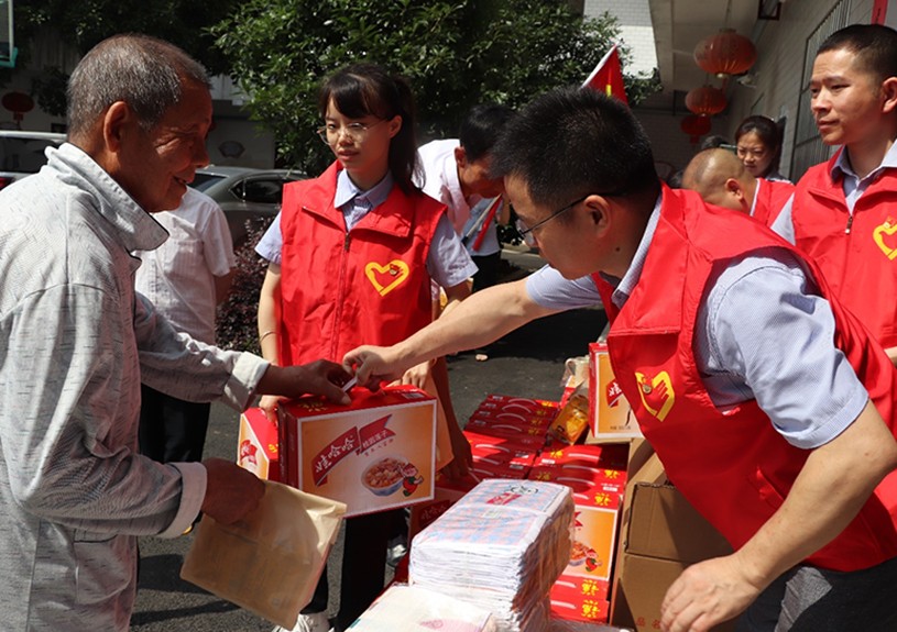 为增强党组织的活力和凝聚力，，，，，施展党员先锋模范带举措用。。。。。。6月28日上午，，，，，在庆祝建党102周年之际，，，，，江西博天堂集团电声科技有限公司党支部来到了桐木镇庆幸敬老院