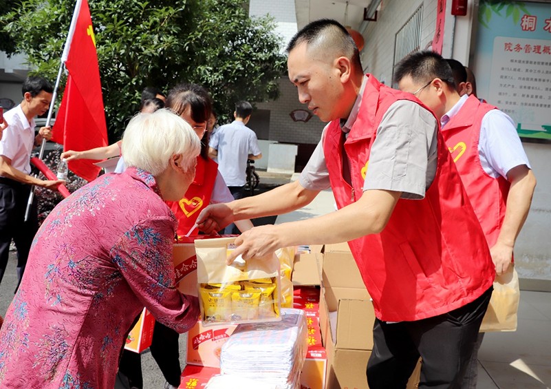 为增强党组织的活力和凝聚力，，，，，施展党员先锋模范带举措用。。。。。。6月28日上午，，，，，在庆祝建党102周年之际，，，，，江西博天堂集团电声科技有限公司党支部来到了桐木镇庆幸敬老院